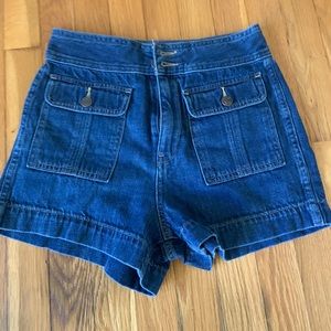 Gap Short with front pocket detail